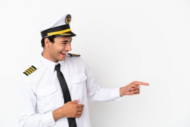 İzole edilmiş beyaz arka planda uçak pilotu parmağını yana doğru uzattı ve bir ürün sundu.