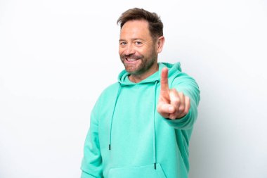 Beyaz arka planda izole edilmiş orta yaşlı beyaz bir adam parmağını kaldırıyor.