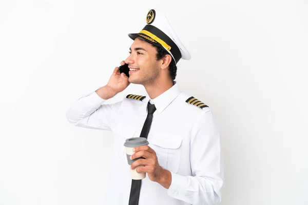 Vliegtuigpiloot Geïsoleerde Witte Achtergrond Met Koffie Mee Nemen Een Mobiele — Stockfoto