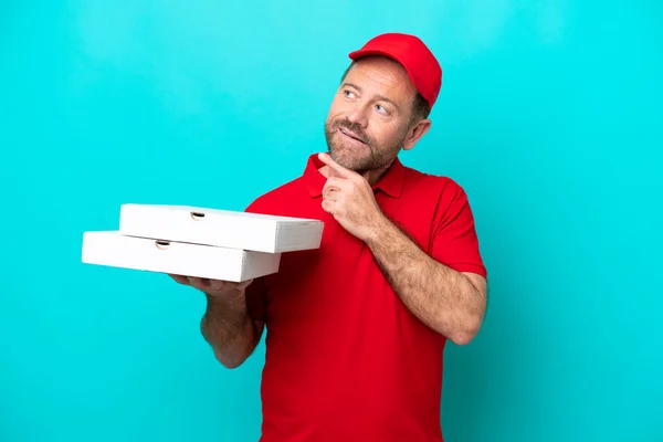 Pizza Delivery Man Στολή Εργασίας Μαζεύοντας Κουτιά Πίτσα Απομονωμένα Μπλε — Φωτογραφία Αρχείου