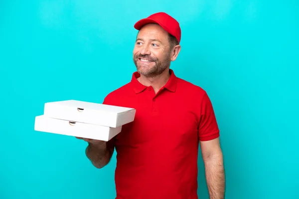 Pizza Delivery Man Στολή Εργασίας Μαζεύοντας Κουτιά Πίτσα Απομονωμένα Μπλε — Φωτογραφία Αρχείου