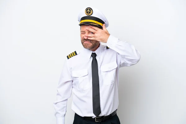 Letoun Středního Věku Pilot Izolován Bílém Pozadí Zakrývající Oči Rukama — Stock fotografie