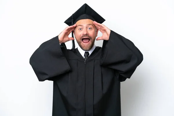 Middelbare Leeftijd Universitair Afgestudeerde Man Geïsoleerd Witte Achtergrond Met Verrassing — Stockfoto