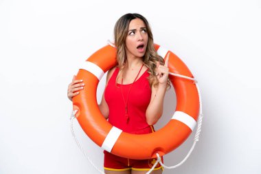 Cankurtaran beyaz arka planda izole edilmiş beyaz kadın bir fikri işaret ederek...