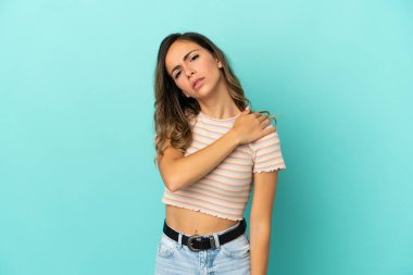 Omuzlarında ağrıdan muzdarip, soyutlanmış mavi bir geçmişi olan genç bir kadın çabaladığı için acı çekiyor.