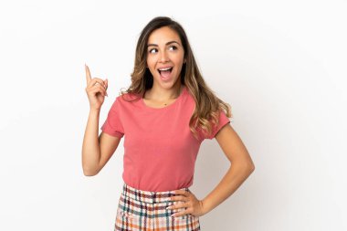 Izole arka plan üzerinde genç kadın bir fikir parmak işaret düşünme