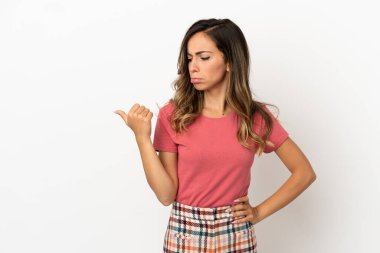 Izole arka plan üzerinde genç kadın mutsuz ve yan işaret