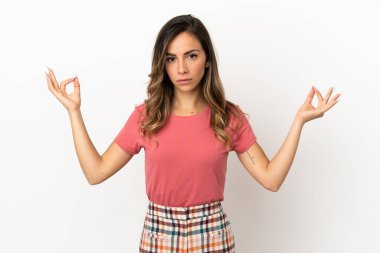 Zen pozisyonunda soyutlanmış genç bir kadın.