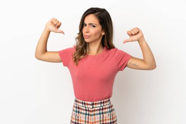 Soyutlanmış, gururlu ve kendini beğenmiş genç bir kadın.