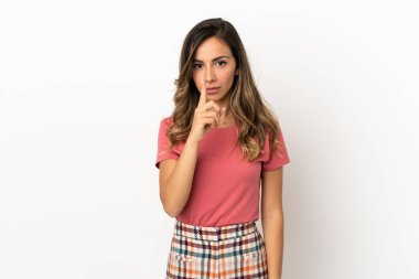 Tecrit edilmiş genç bir kadın sessizlik işareti gösteriyor. Parmağını ağzına sok.