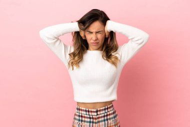 Tecrit edilmiş genç bir kadın hayal kırıklığına uğramış ve kulaklarını kapatmış.