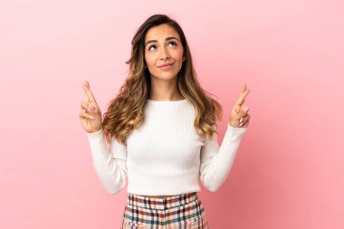 Parmakları geçiş ve en iyi dilek ile izole arka plan üzerinde genç kadın