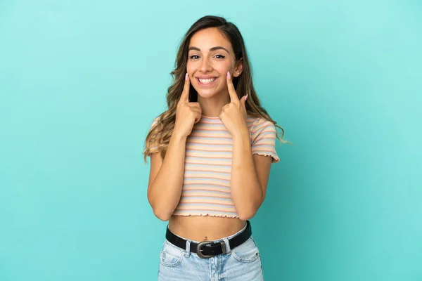 Mujer Joven Sobre Fondo Azul Aislado Sonriendo Con Una Expresión —  Fotos de Stock