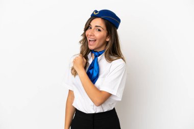 İzole edilmiş beyaz arka planda uçak hostesi zaferi kutluyor.