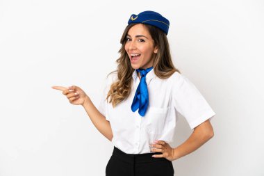 İzole edilmiş beyaz arka planda uçak hostesi parmak kaldırıyor.