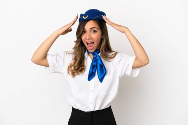 İzole edilmiş beyaz arka planda, sürpriz ifadeyle uçak hostesi.