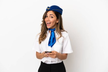 İzole edilmiş beyaz arka plan üzerindeki hostes şaşırdı ve bir mesaj gönderiyor.