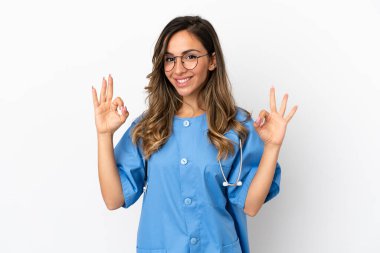 Genç cerrah kadın izole edilmiş beyaz duvarda parmaklarıyla 