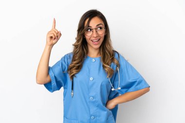 Genç cerrah kadın, izole edilmiş beyaz duvarın üzerinde parmağını kaldırarak çözümü bulmaya çalışıyor.