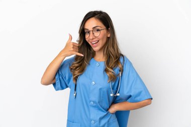 Genç cerrah kadın izole beyaz duvar üzerinde telefon jesti yapıyor. Bana geri dönüş işareti ver.