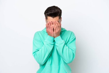 Beyaz fırında izole edilmiş yakışıklı beyaz adam yorgun ve hasta bir ifadeyle