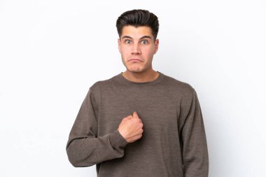 Beyaz fırında izole edilmiş yakışıklı beyaz adam kendini işaret ediyor.