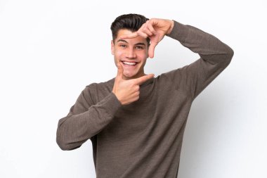 Beyaz fırında yüzü odaklanan yakışıklı beyaz bir adam izole edilmiş. Çerçeve sembolü