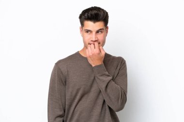 Beyaz fırında izole edilmiş yakışıklı beyaz adam gergin ve korkmuş.