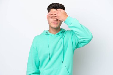 Beyaz, beyaz, beyaz, beyaz, beyaz, beyaz, beyaz bir adam gözlerini elleriyle kapatıyor. Bir şey görmek istemiyorum.