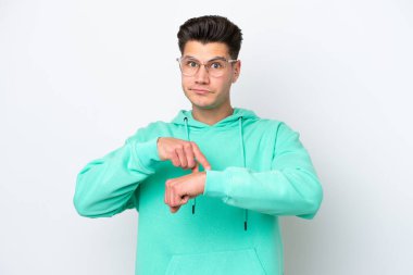 Beyaz bakkalda izole edilmiş yakışıklı beyaz adam geç kalma jesti yapıyor.