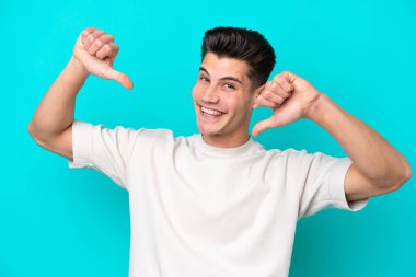 Genç, yakışıklı, beyaz bir adam, mavi fırında yalnız, gururlu ve kendini beğenmiş.