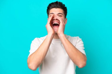 Genç, yakışıklı, beyaz bir adam mavi fırında izole edilmiş bağırıyor ve bir şeyler söylüyor.