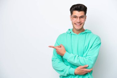 Beyaz bakkalda izole edilmiş beyaz, yakışıklı beyaz bir adam.