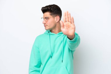 Beyaz fırında izole edilmiş yakışıklı beyaz bir adam dur hareketi yapıyor ve hayal kırıklığına uğruyor.