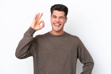 Beyaz fırında izole edilmiş beyaz, yakışıklı beyaz bir adam parmaklarıyla işaret veriyor.