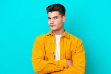 Genç, yakışıklı, beyaz bir adam mavi fırında mahsur kalmış, üzgün.