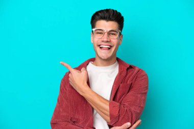 Mavi fırında gözlüklü ve işaret eden genç, beyaz bir adam.