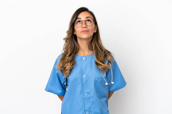 Ung Kirurg Läkare Kvinna Över Isolerad Vit Vägg Och Tittar — Stockfoto