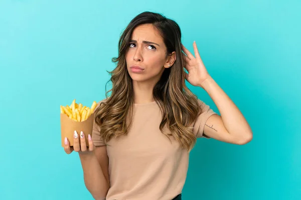 Fiatal Tartja Sült Chips Felett Elszigetelt Háttér Kételyek — Stock Fotó