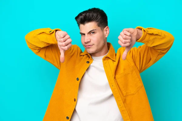 Junger Gutaussehender Kaukasischer Mann Isoliert Auf Blauem Bakcground Und Zeigt — Stockfoto