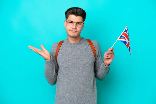 Junger Kaukasischer Mann Mit Einer Britischen Flagge Auf Blauem Hintergrund — Stockfoto