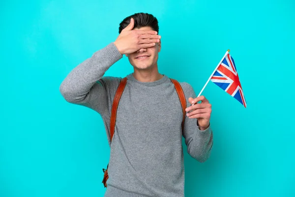 青い背景に手で目を覆うイギリス国旗を手にした若い白人男性 何か見たくない — ストック写真