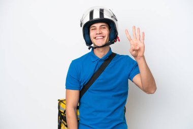 Beyaz arka planda izole edilmiş termal sırt çantalı beyaz bir adam mutlu ve parmakları olan dört kişi sayıyor.