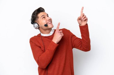 Beyaz arka planda izole edilmiş kulaklıkla çalışan beyaz pazarlamacı beyaz adam işaret parmağıyla işaret etmek harika bir fikir.