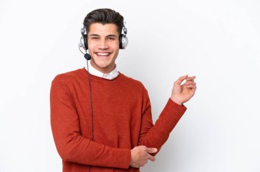 Tele pazarlamacı beyaz arka planda izole edilmiş bir kulaklıkla çalışan beyaz bir adam.