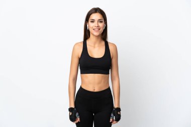 Beyaz arka planda yalnız, mutlu ve gülümseyen genç bir kadın.