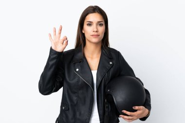 Beyaz arka planda motosiklet kaskı tutan beyaz kız parmaklarıyla 