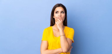 Tecrit edilmiş geçmişi olan beyaz bir kadın. Şüpheleri var.