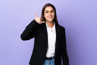 Mor arka planda izole edilmiş iş kadını telefon jesti yapıyor. Bana geri dönüş işareti ver.