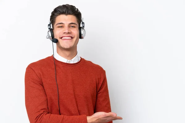 Homem Caucasiano Telemarketer Trabalhando Com Fone Ouvido Isolado Fundo Branco — Fotografia de Stock